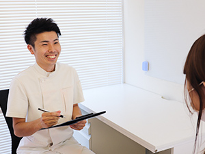 福岡むさし鍼灸整骨院での腰痛カウンセリング風景