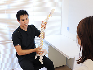 福岡むさし鍼灸整骨院グループの肩こり施術カウンセリング風景